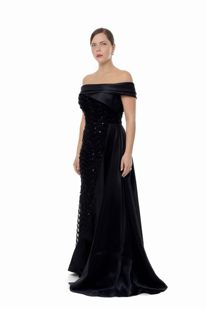 فستان سهرة أسود مزين بالترتر وياقة من الساتان، بمقاسات كبيرة